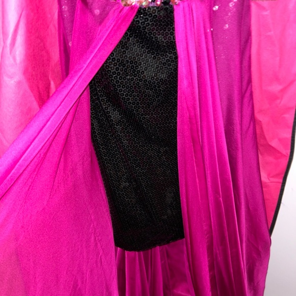 Lavish gown - Picture 2 of 6